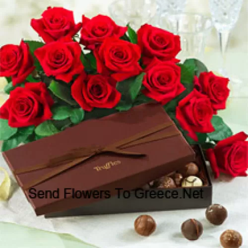 季節のフィラーと一緒に11本の赤いバラの美しい束と、輸入チョコレートの箱が付いています