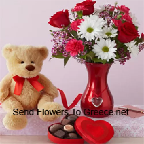 Красные розы и белые герберы с папоротниками в стеклянной вазе, а также милый коричневый медвежонок высотой 12 дюймов и импортированная коробка шоколада