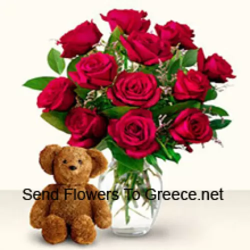 11 Trandafiri roșii cu câțiva ferigi într-un vas de sticlă împreună cu un ursuleț drăguț maro de 12 inchi înălțime
