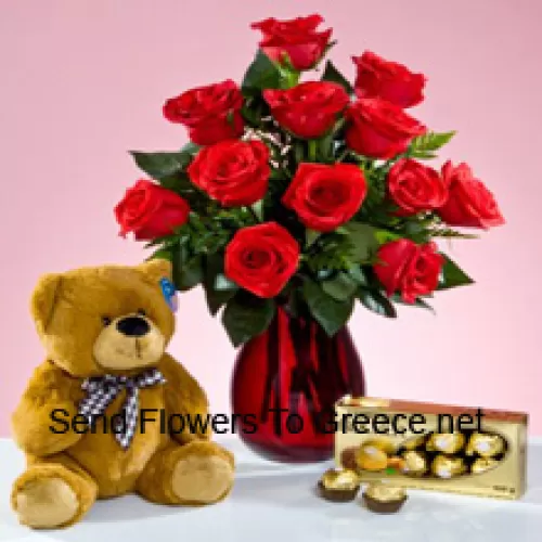11 Crvenih ruža s nekoliko paprati u staklenoj vazi, slatkim smeđim medvjedićem visine 12 inča i kutijom od 16 komada čokolade Ferrero Rocher