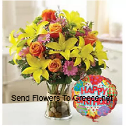 黄色郁金香，橙色玫瑰和其他各色鲜花完美地摆放在玻璃花瓶中，搭配生日气球