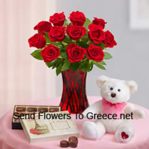 11 красных роз с папоротниками в стеклянной вазе, милый 12-дюймовый белый медвежонок и импортированная коробка шоколада