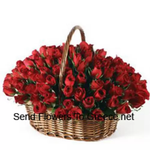 Een prachtige arrangement van 101 rode rozen met seizoensgebonden opvullers