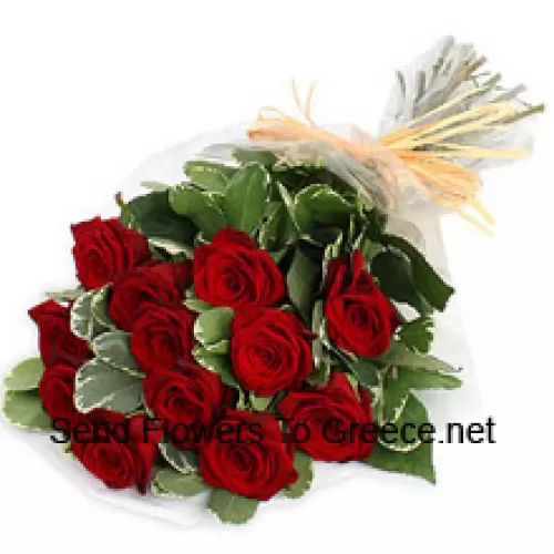 Piękny bukiet 11 czerwonych róż z dodatkiem sezonowych wypełniaczy