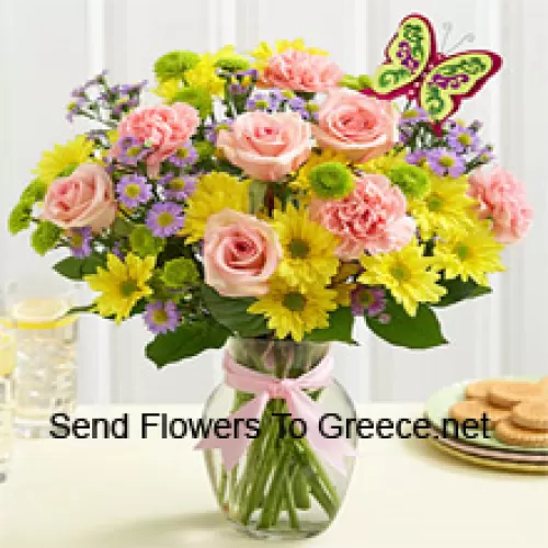 ורדים ורודים, כרנציות ורודות וגרברות צהובות עם מילוי עונתי בצלחת זכוכית - 25 גבעולים ומילויים