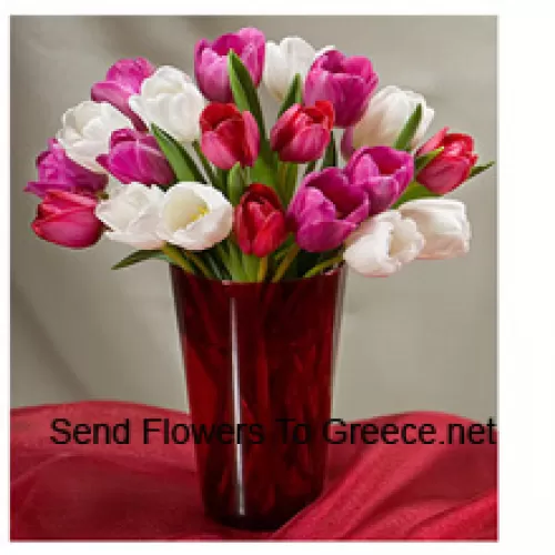 Mieszane kolorowe tulipany z sezonowymi wypełniaczami w szklanej wazie - prosimy zauważyć, że w przypadku braku dostępności pewnych kwiatów sezonowych zostaną one zastąpione innymi kwiatami o tej samej wartości