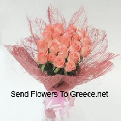 Bukiet 21 różowych róż z sezonowymi wypełniaczami
