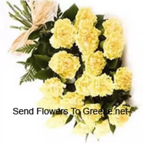 Buchet de 19 crizanteme galbene cu umpluturi sezoniere