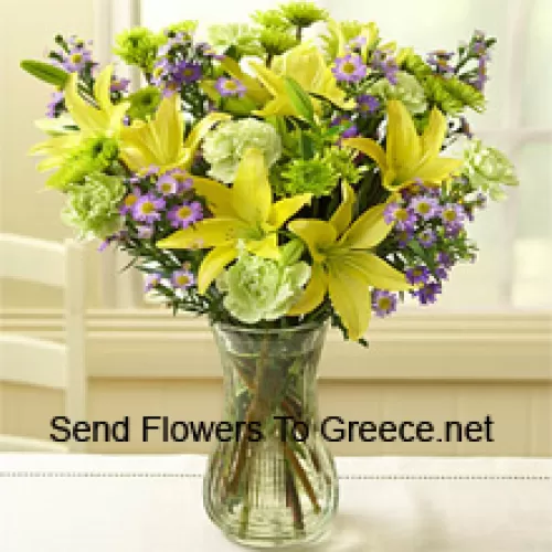 Żółte lilie i inne różne kwiaty ułożone pięknie w szklanym wazonie