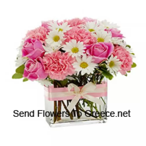 유리병에 아름답게 배열된 분홍색 장미, 분홍색 카네이션 및 여러 가지 하얀 계절꽃