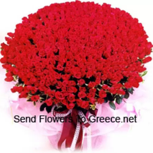 צרור גדול של 301 ורדים אדומים עם מילוי עונתי