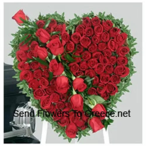Een prachtige hartvormige arrangement van 101 rode rozen