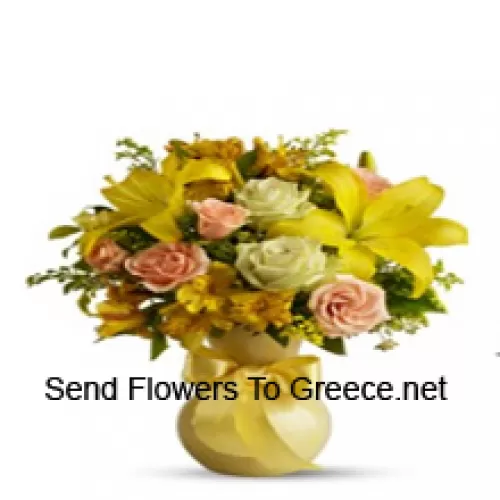 Narančaste ruže, bijele ruže, žute gerbere i žuti ljiljani s nekim papratima u staklenoj vazi