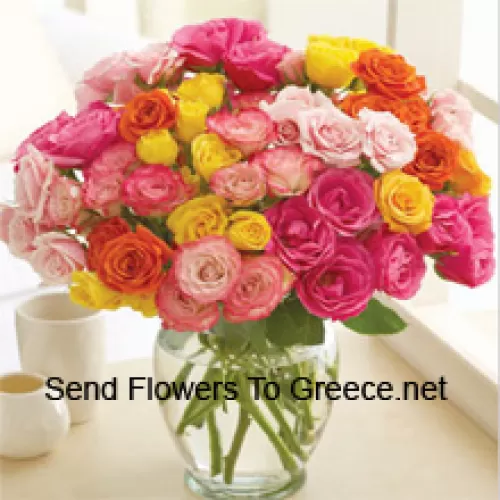 51 смешанных цветов роз, красиво оформленных в стеклянной вазе