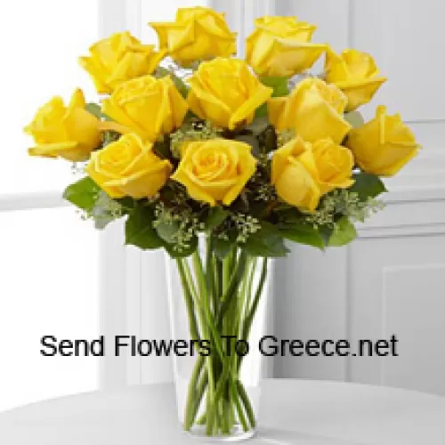 11 żółtych róż z kilkoma paprociami w szklanej wazie
