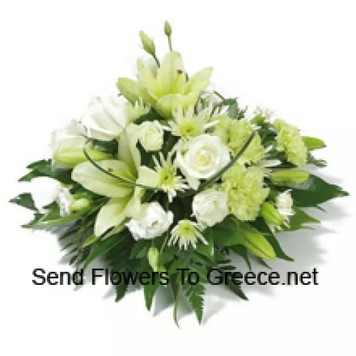 Un aranjament frumos de trandafiri albi, garoafe albe, crini albi si flori asortate albe cu umpluturi sezoniere