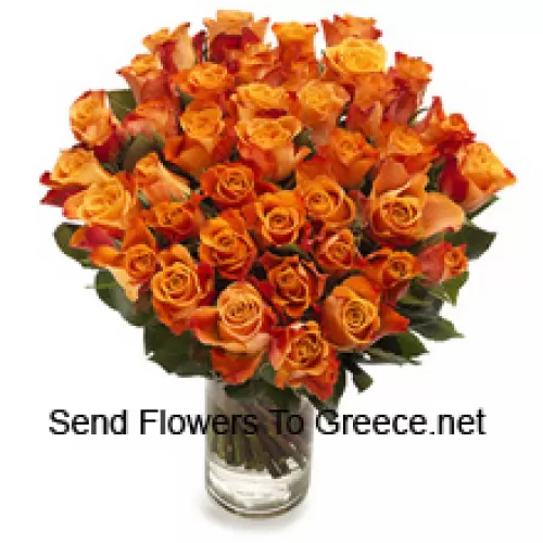 51 оранжевая роза с сезонными наполнителями в стеклянной вазе