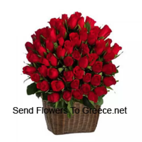 Uma cesta alta com 75 rosas vermelhas com complementos da estação