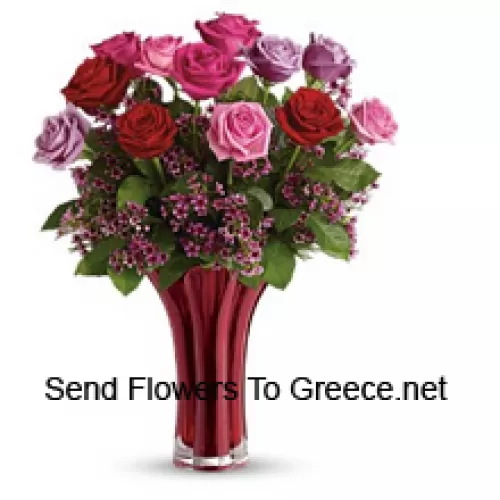 11 mieszanych kolorowych róż z kilkoma paprotkami w wazie