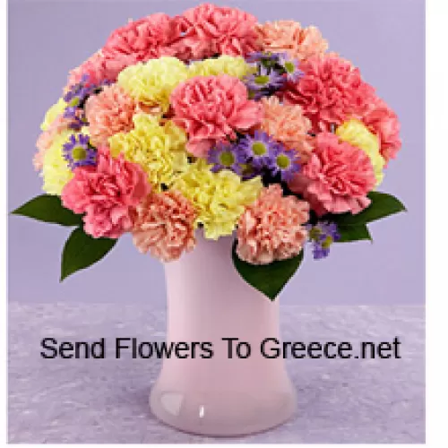 25 Crizanteme colorate mixte cu umpluturi sezoniere intr-un vas de sticla
