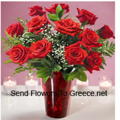 11 czerwonych róż z paprociami w szklanej wazonie