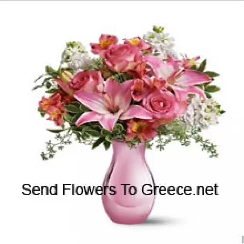 Vaaleanpunaiset ruusut, vaaleanpunaiset liljat ja erilaisia valkoisia kukkia muutamia saniaisia lasimaljakossa