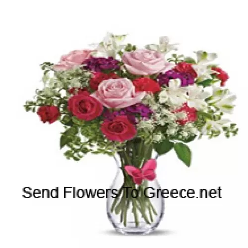 Trandafiri roșii, trandafiri roz, crizanteme roșii și alte flori asortate cu umpluturi într-un vas de sticlă - 25 de tulpini și umpluturi