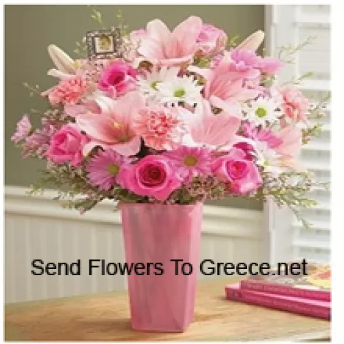 Róże różowe, Goździki różowe, Gerbery różowe, Gerbery białe i Lilie różowe z sezonowymi dodatkami w szklanym wazonie