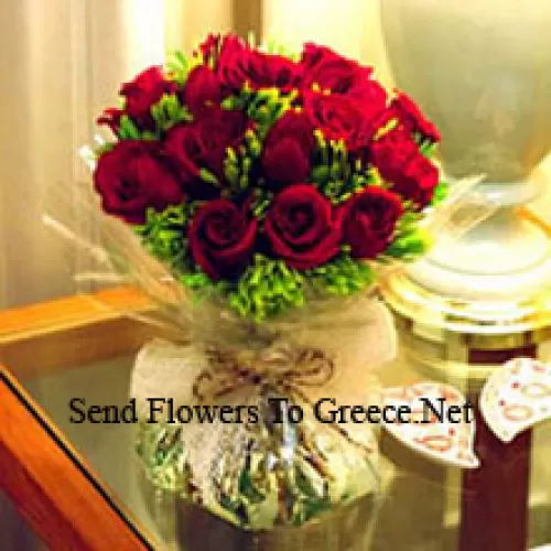 11 красных роз с папоротниками в вазе
