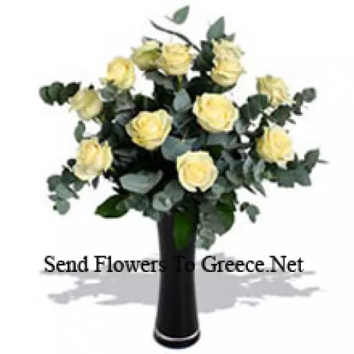 11 Rosas Brancas com Alguns Farnéis em um Vaso