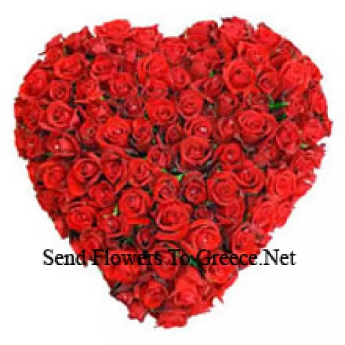 Układ w kształcie serca z 101 czerwonych róż