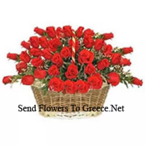 美しい51本の赤いバラのかご