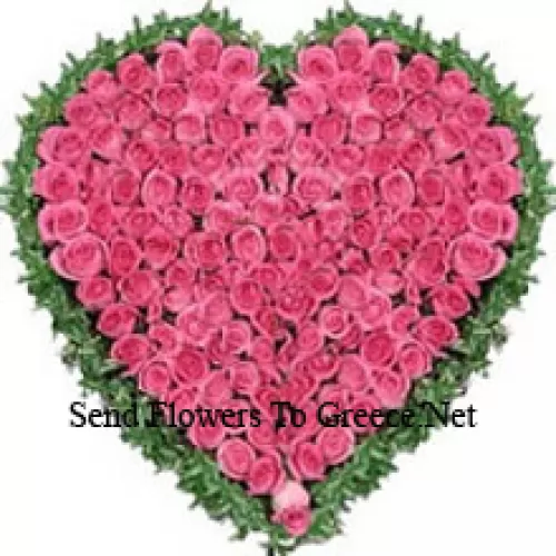 101 vaaleanpunaisen ruusun sydämenmuotoinen asetelma