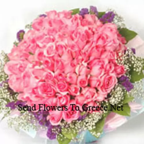 Букет из 101 розовой розы с сезонными наполнителями