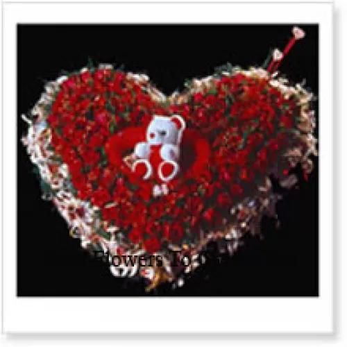 Aranjament în formă de inimă cu 101 trandafiri roșii și un ursuleț de pluș