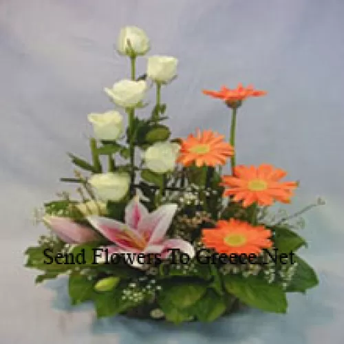 Korb mit verschiedenen Blumen, darunter Lilien, Rosen und Gänseblümchen