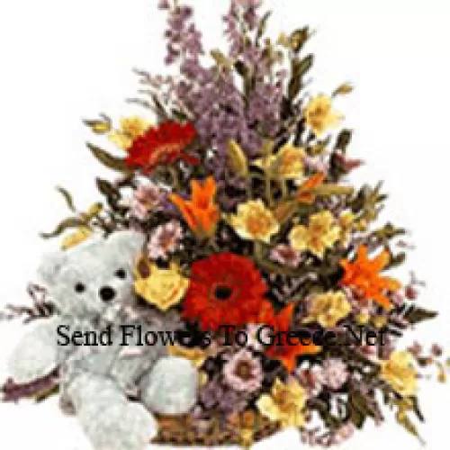 Coș cu flori asortate și un ursuleț de pluș drăguț