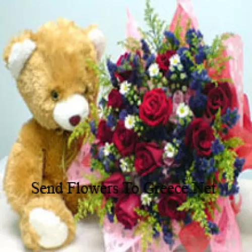Bündel von 11 roten Rosen mit Füllstoffen und einem mittelgroßen niedlichen Teddybär