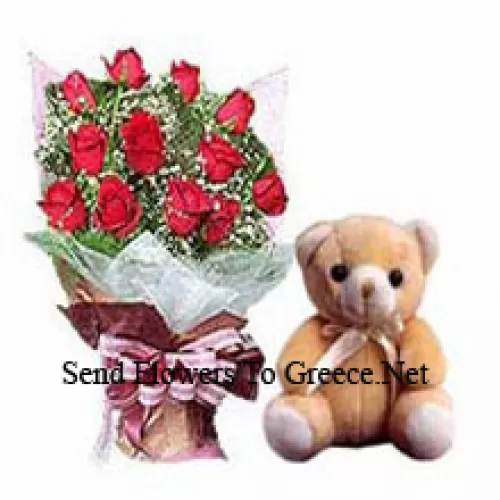 一束11朵红玫瑰配以插花和一个小可爱的泰迪熊