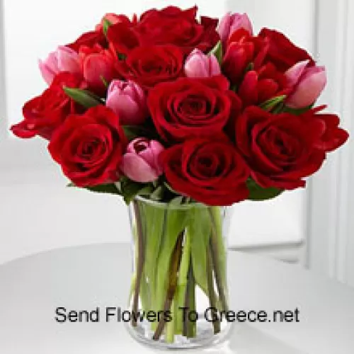 11 Rosas Vermelhas e 6 Tulipas Rosas com Alguns Enchedores Sazonais em um Vaso de Vidro