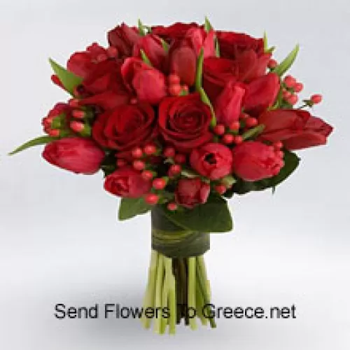 Bukiet czerwonych róż i czerwonych tulipanów z czerwonymi dodatkami sezonowymi.