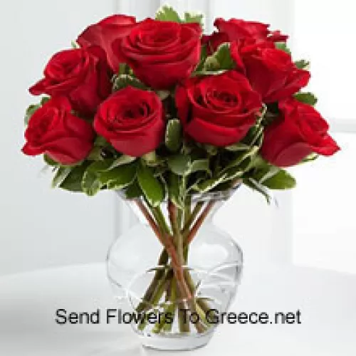 9 crvenih ruža s nešto paprati u vazi