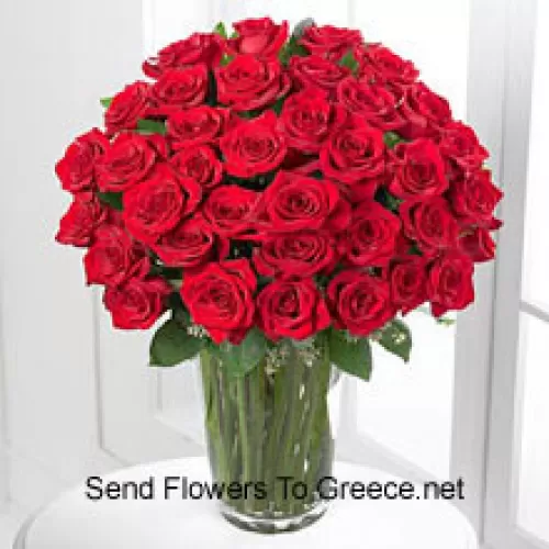 花瓶に入った51本の赤いバラ