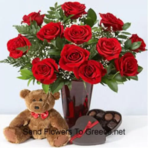 11 czerwonych róż z paprotkami w wazonie, uroczy brązowy Pluszowy Miś 10 cali i pudełko czekoladek w kształcie serca.