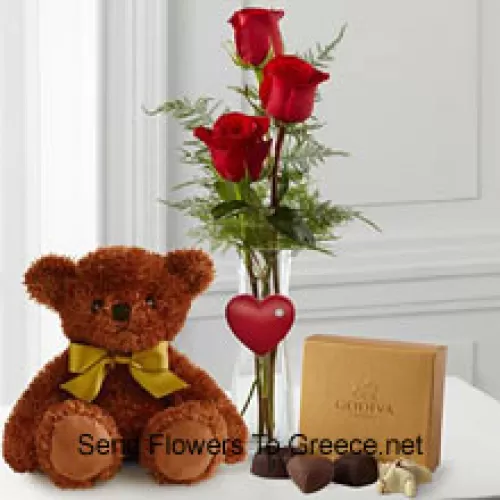 一瓶装有三朵红玫瑰和一些蕨类植物的花瓶，一个可爱的棕色10英寸泰迪熊和一盒歌帝梵巧克力。(如果歌帝梵巧克力缺货，我们有权用价值相等的巧克力替代。库存有限)