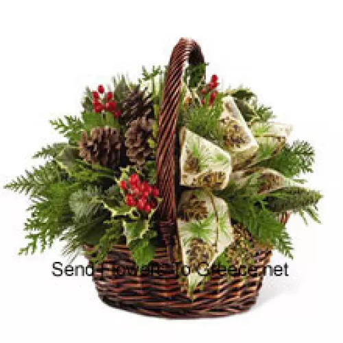 Ce bouquet est une expression de retour à la maison pour les fêtes et de joie sincère. Des verdure de fêtes assorties, du houx panaché, des pommes de pin naturelles, des brins de baies rouges et des bâtonnets de cannelle sont arrangés avec amour dans un panier en bambou brun foncé accentué d'un ruban de fête ivoire créant un sentiment saisonnier de paix et de bonne volonté. (Veuillez noter que nous nous réservons le droit de substituer tout produit par un produit équivalent en cas de non-disponibilité d'un certain produit)