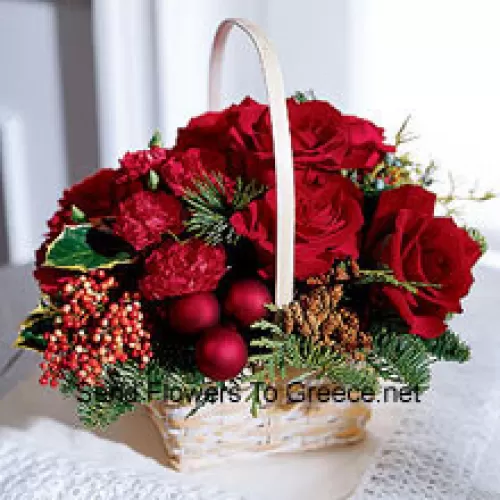 Quel meilleur cadeau pour un amateur de roses que cet arrangement saisonnier de roses et de verdure de Noël. Un cadeau de bon goût avec une touche de vacances. (Veuillez noter que nous nous réservons le droit de substituer tout produit par un produit adapté de valeur égale en cas de non-disponibilité d'un certain produit)