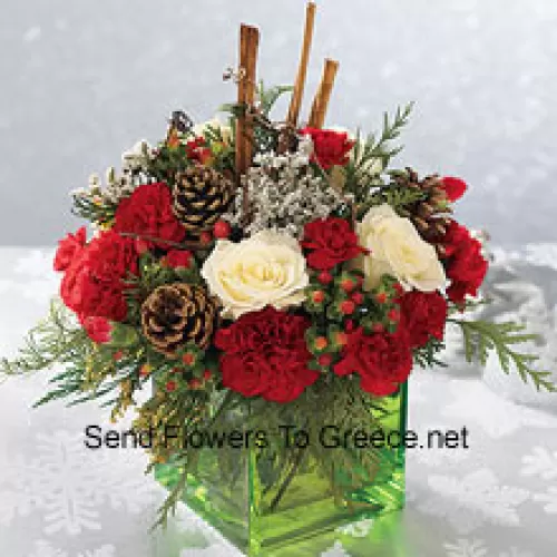 Envoyez ce bouquet aux couleurs des fêtes - des roses blanches, des œillets rouges et des verdure de Noël - pour exprimer vos vœux les plus joyeux. Disposé dans un cube en verre avec des bâtonnets de cannelle et des pommes de pin, c'est un merveilleux cadeau pour toute personne de votre liste (Veuillez noter que nous nous réservons le droit de substituer tout produit par un produit approprié de valeur égale en cas de non-disponibilité d'un certain produit)