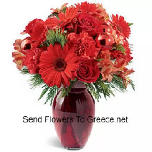 Un hermoso jarrón de vidrio rojo para las vacaciones sostiene una variedad de flores carmesí. Claveles, rosas, margaritas Gerbera y alstroemeria están decoradas con brillantes adornos de vidrio rojo e intercaladas con verdes navideños. ¡Ideal para regalar o para quedártelo para ti mismo! (Tenga en cuenta que nos reservamos el derecho de sustituir cualquier producto con un producto adecuado de igual valor en caso de no disponibilidad de cierto producto)