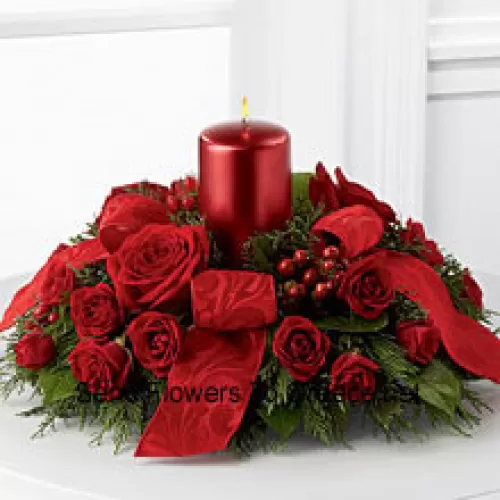 O expoziție de culoare roșie caldă și veselie de sărbători. Trandafiri roșii și trandafiri spray, fructe de ienupăr roșii și verdeață de sărbători împrejmuiesc o lumânare metalică roșie pentru a crea un centru de masă plin de căldură. Împodobit cu o panglică roșie strălucitoare, acest design va aduce spiritul sărbătorilor la întâlnirile și celebrările lor cu stil și eleganță. (Vă rugăm să rețineți că ne rezervăm dreptul de a înlocui orice produs cu un produs potrivit de valoare egală în cazul în care un anumit produs nu este disponibil)